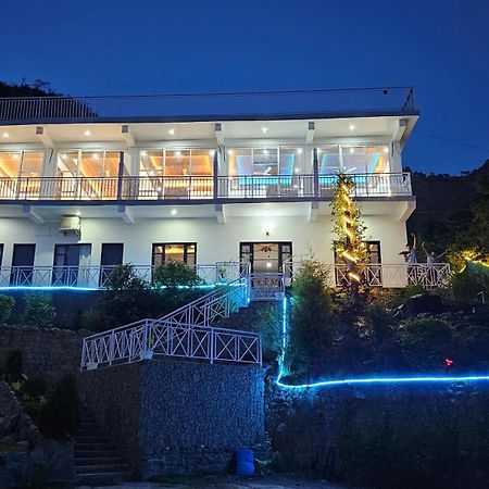 Hotel On The Rocks Kasauli Esterno foto