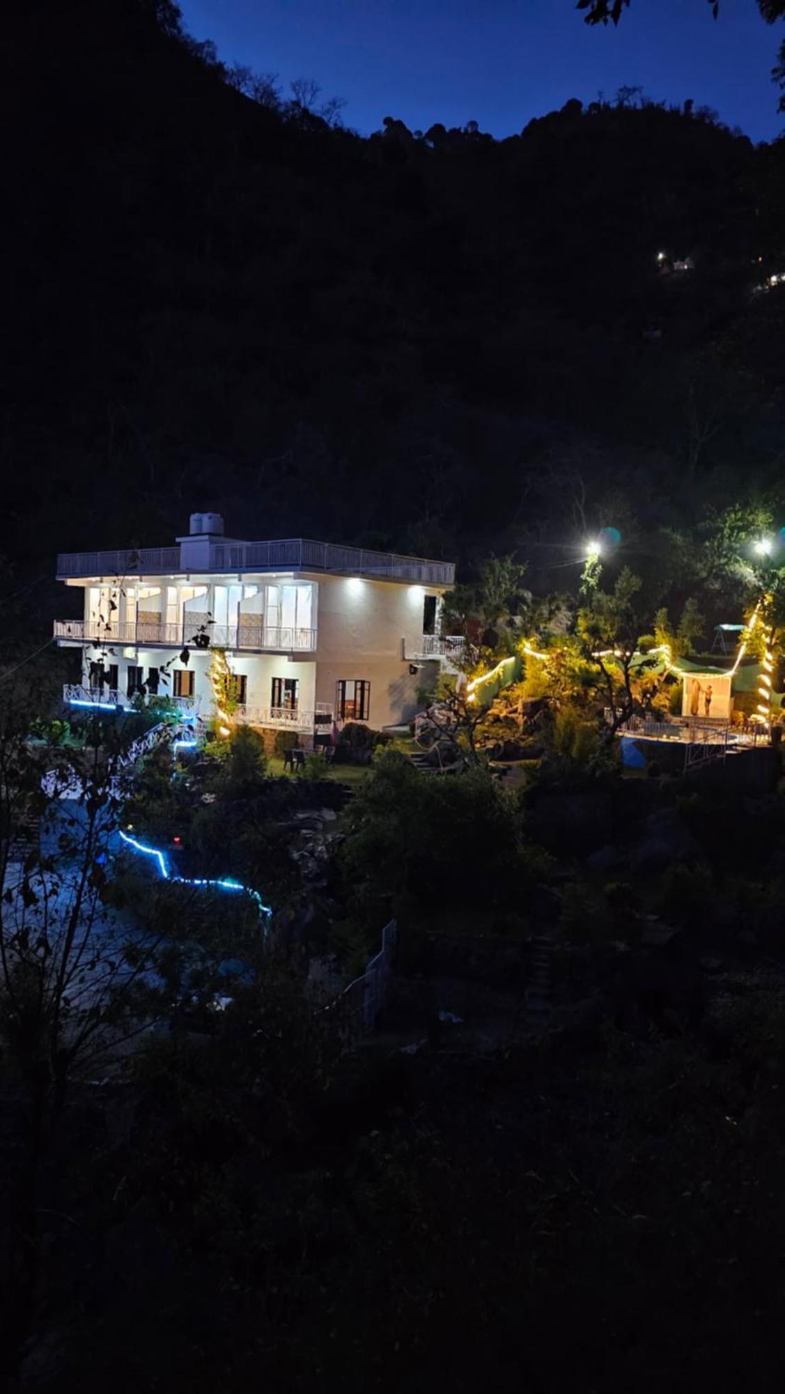 Hotel On The Rocks Kasauli Esterno foto
