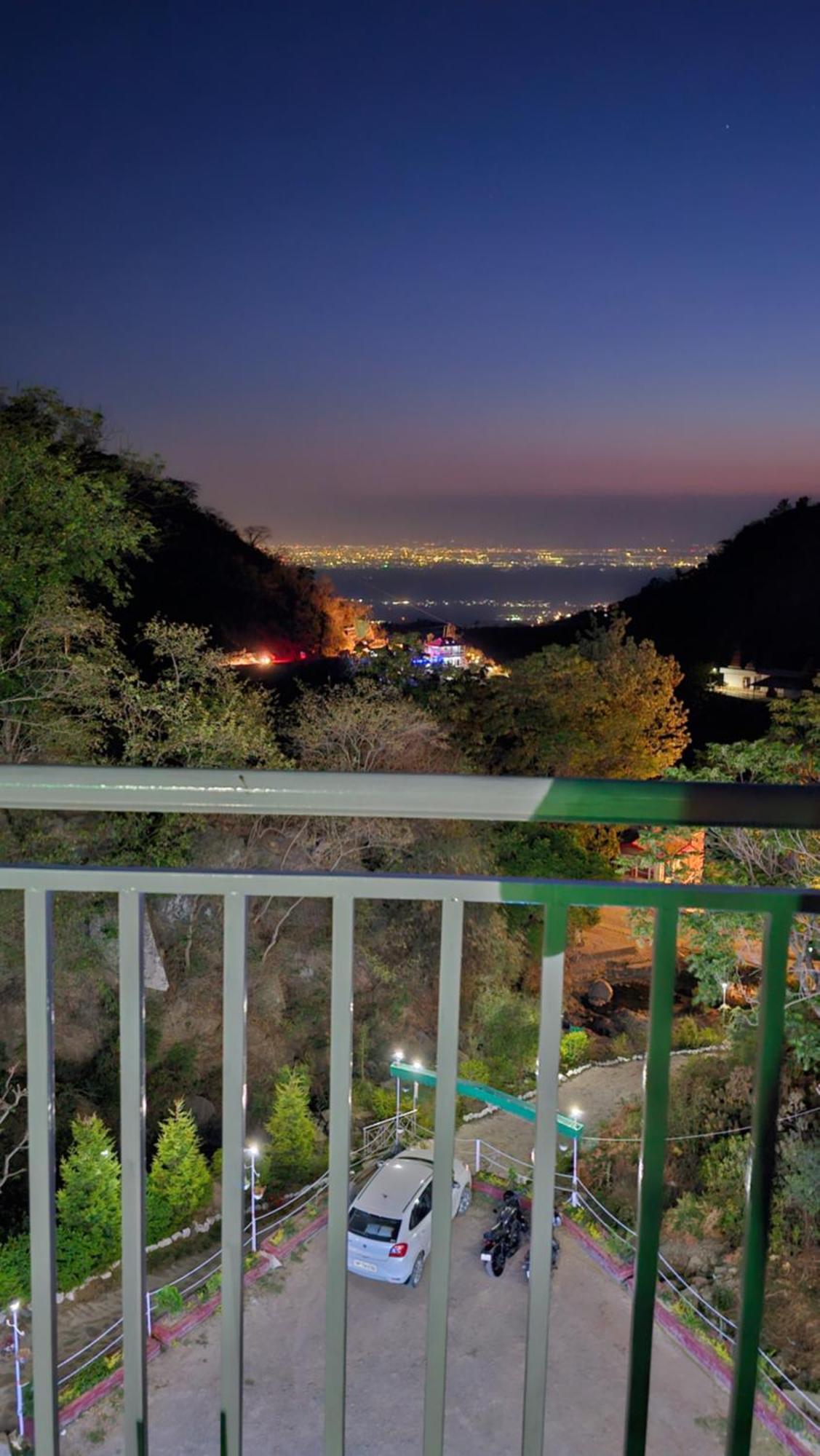 Hotel On The Rocks Kasauli Esterno foto