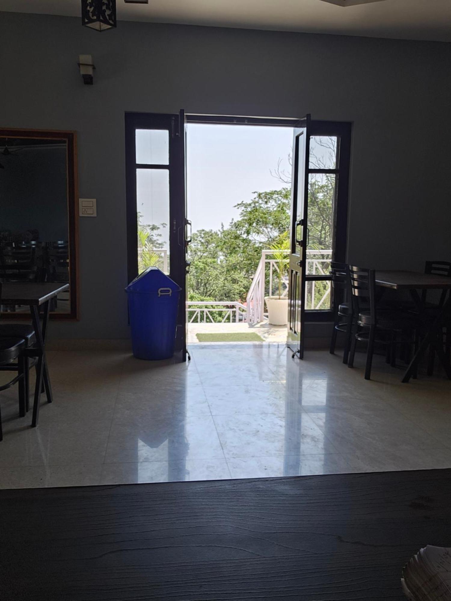 Hotel On The Rocks Kasauli Esterno foto