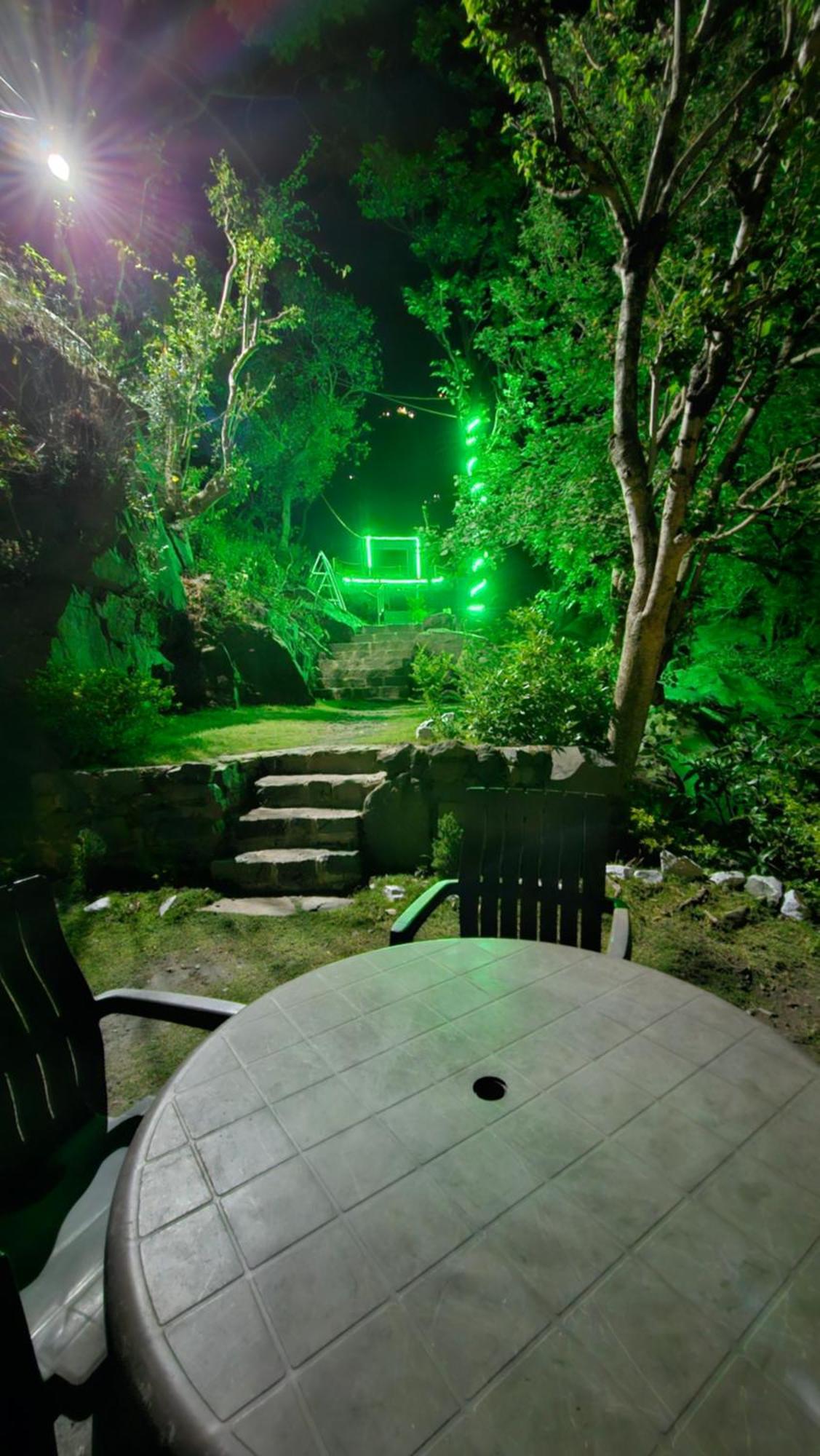Hotel On The Rocks Kasauli Esterno foto