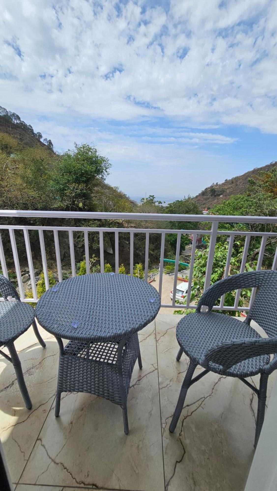 Hotel On The Rocks Kasauli Esterno foto