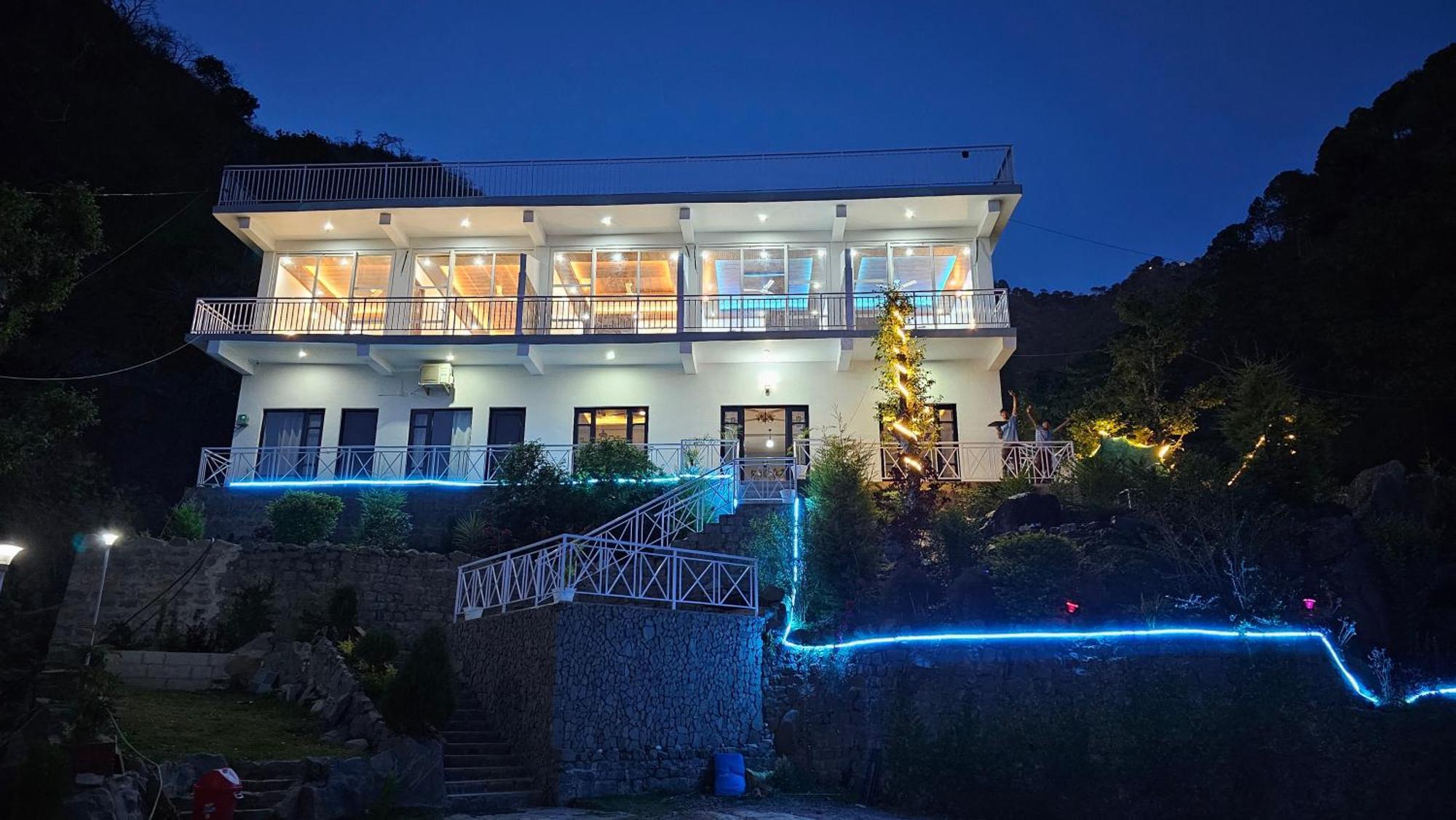 Hotel On The Rocks Kasauli Esterno foto