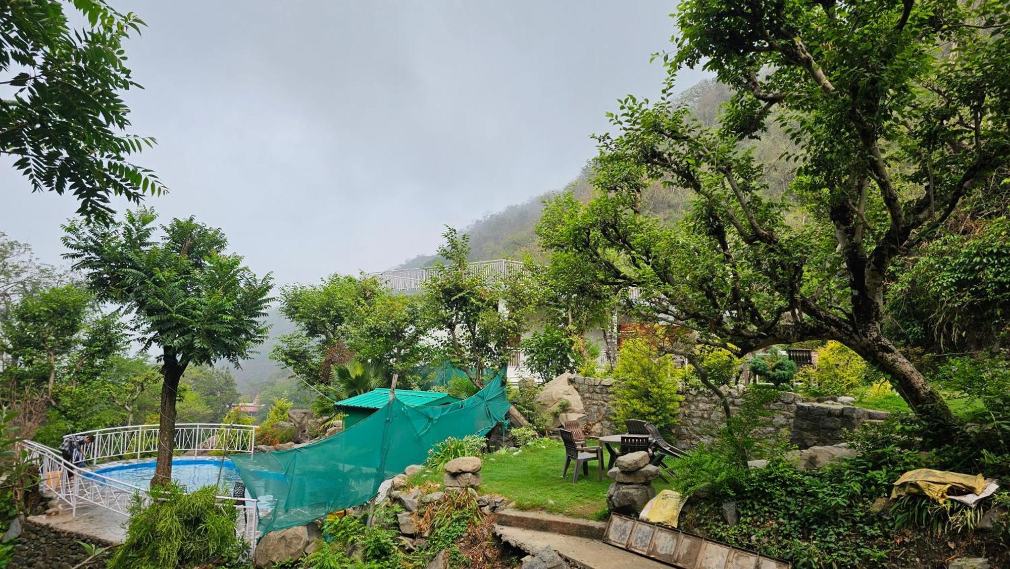 Hotel On The Rocks Kasauli Esterno foto