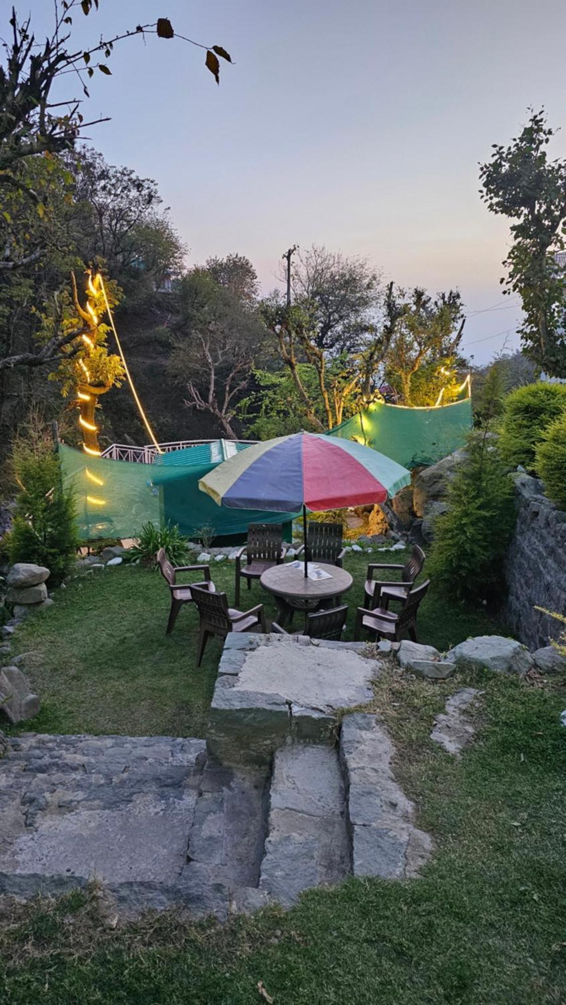 Hotel On The Rocks Kasauli Esterno foto
