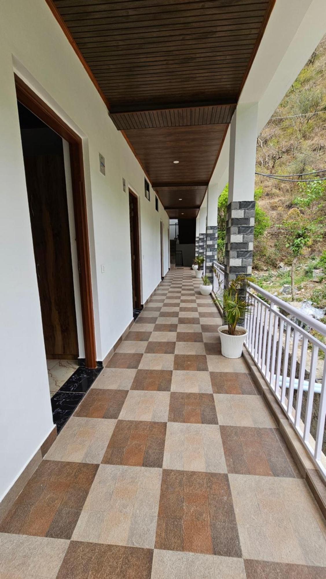 Hotel On The Rocks Kasauli Esterno foto