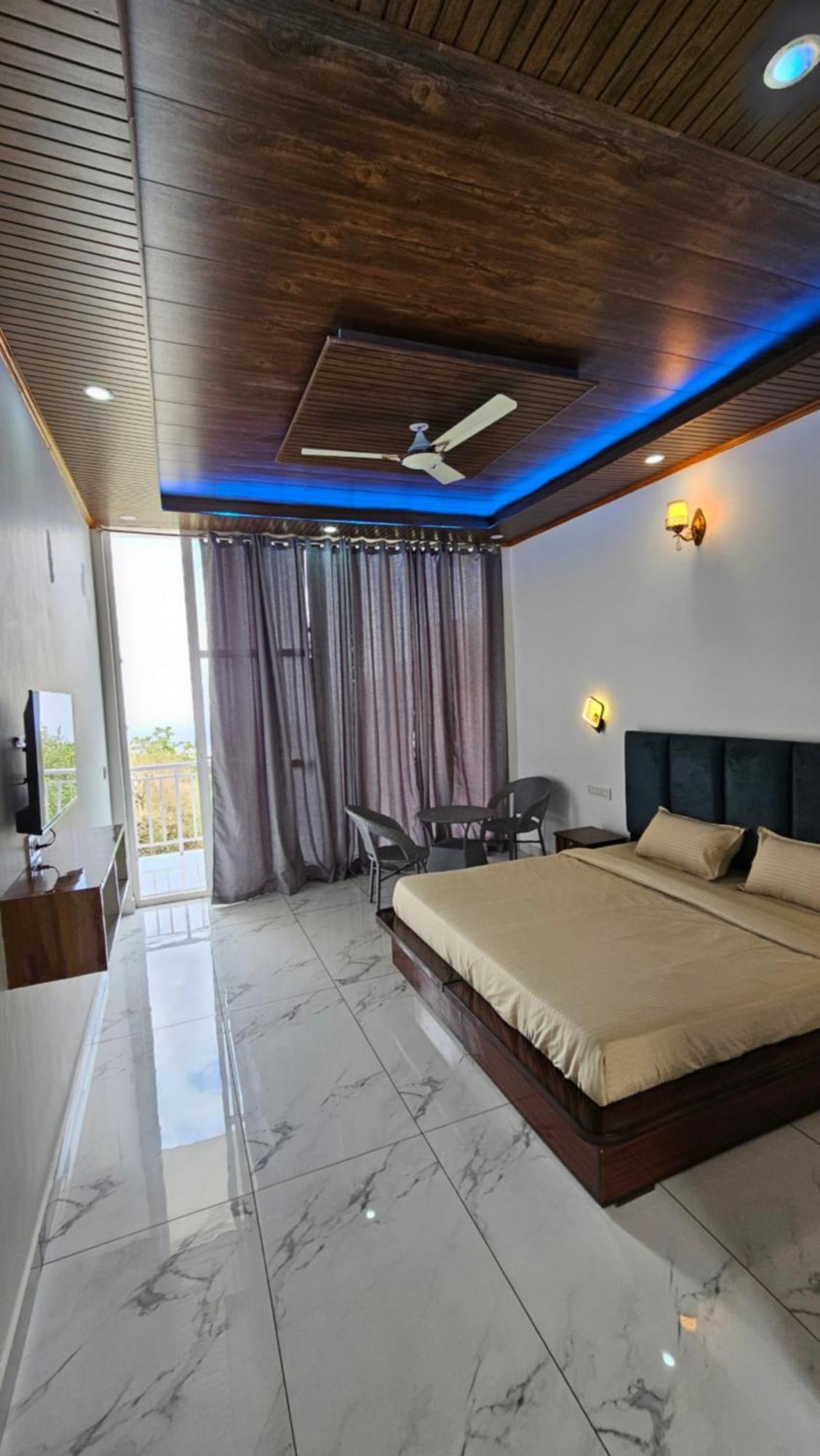 Hotel On The Rocks Kasauli Esterno foto
