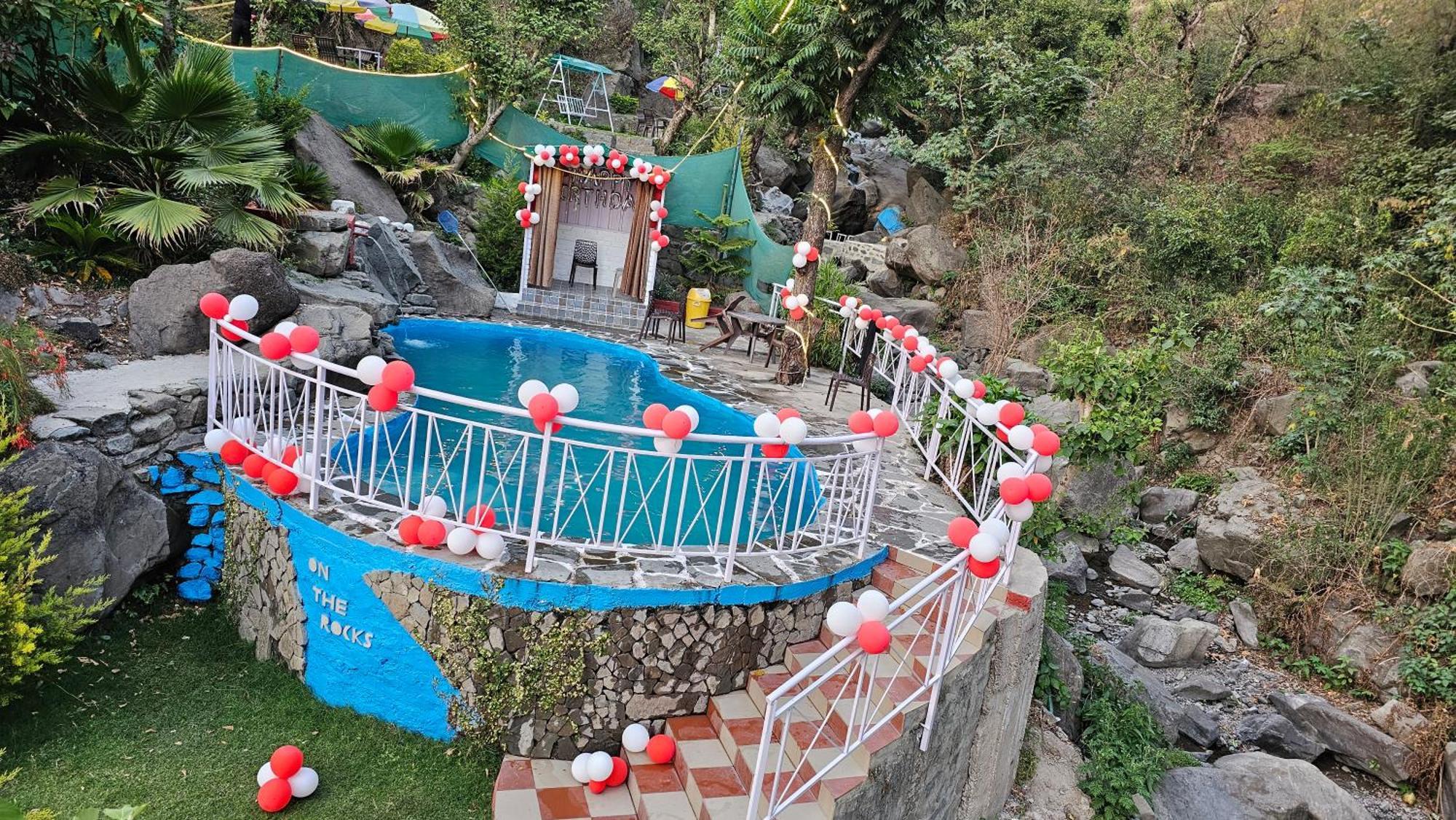 Hotel On The Rocks Kasauli Esterno foto