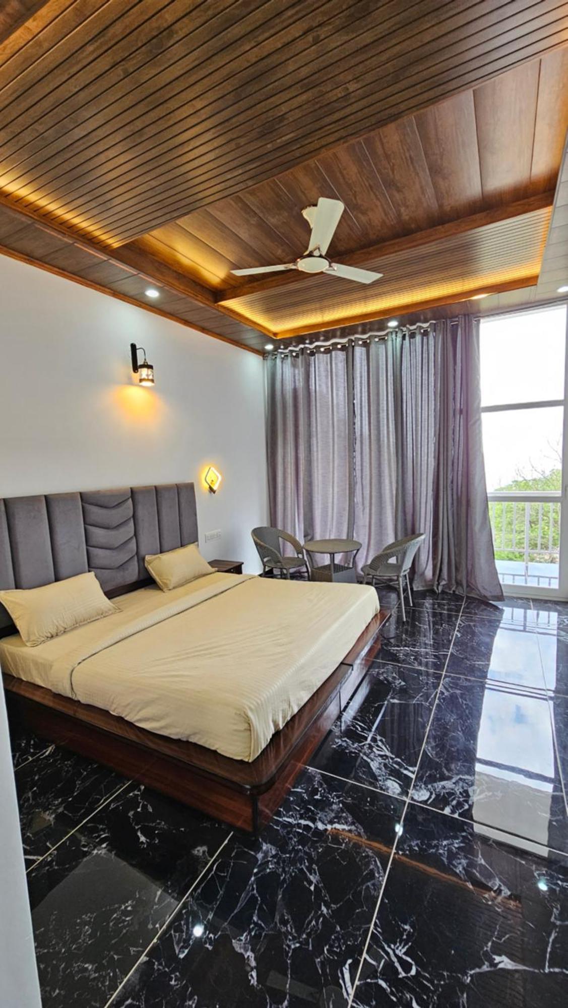 Hotel On The Rocks Kasauli Esterno foto