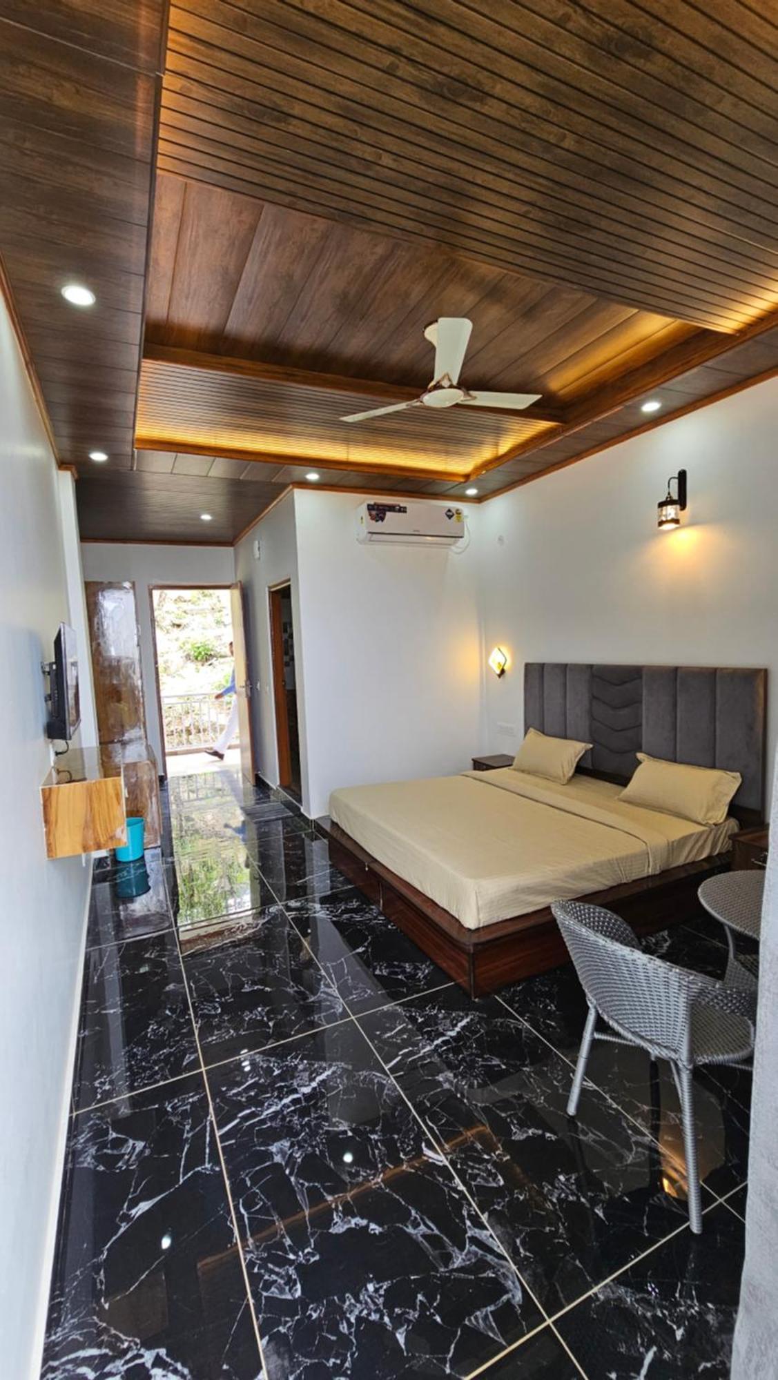 Hotel On The Rocks Kasauli Esterno foto