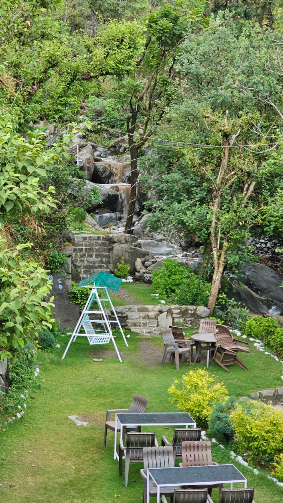 Hotel On The Rocks Kasauli Esterno foto